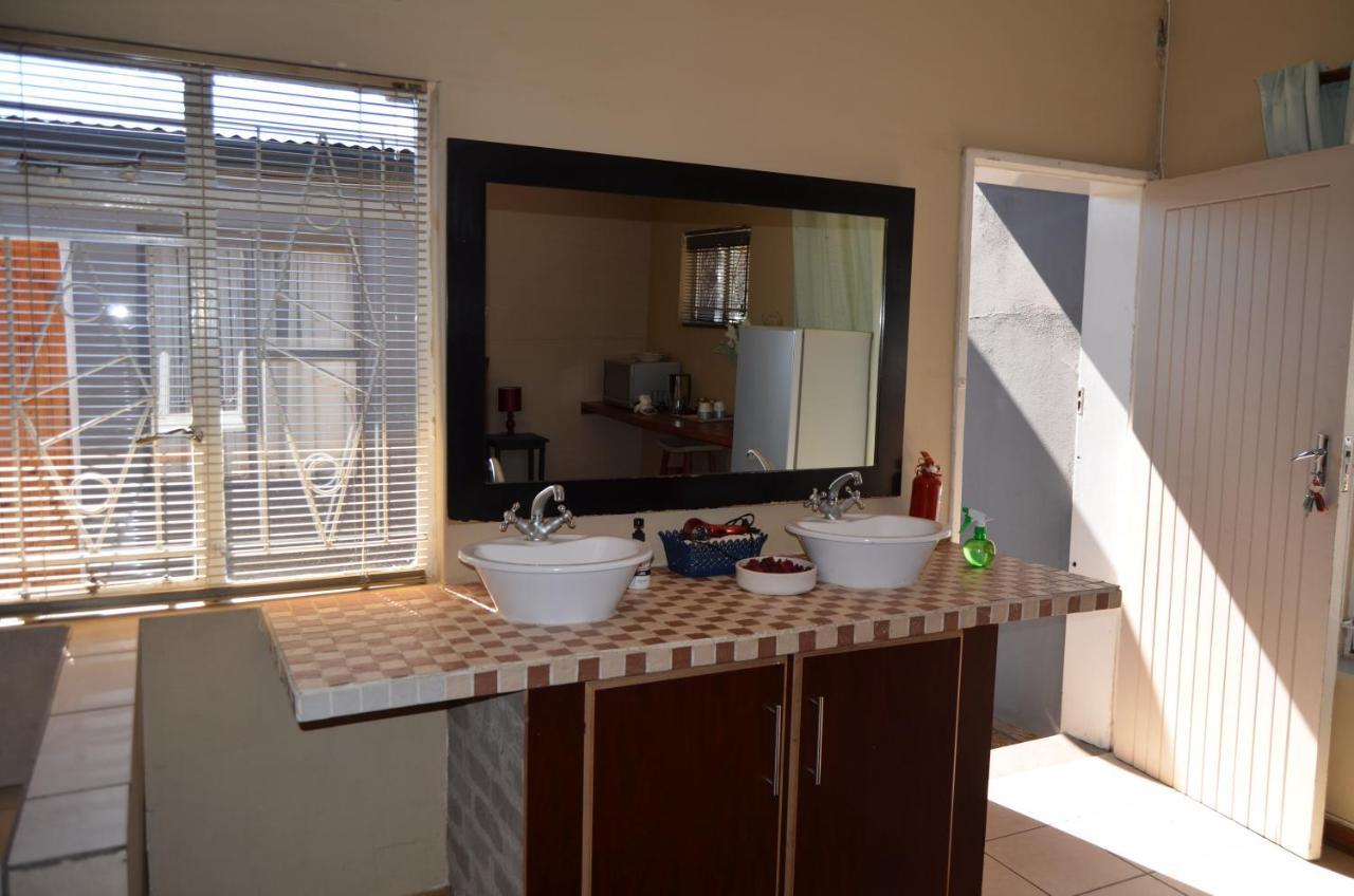 A & R Guesthouse Bloemfontein Exteriör bild