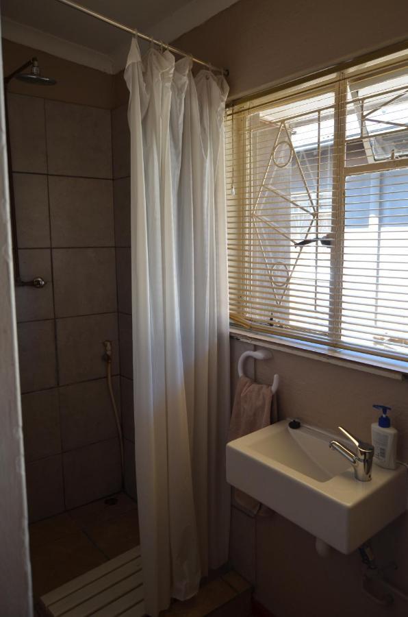 A & R Guesthouse Bloemfontein Exteriör bild