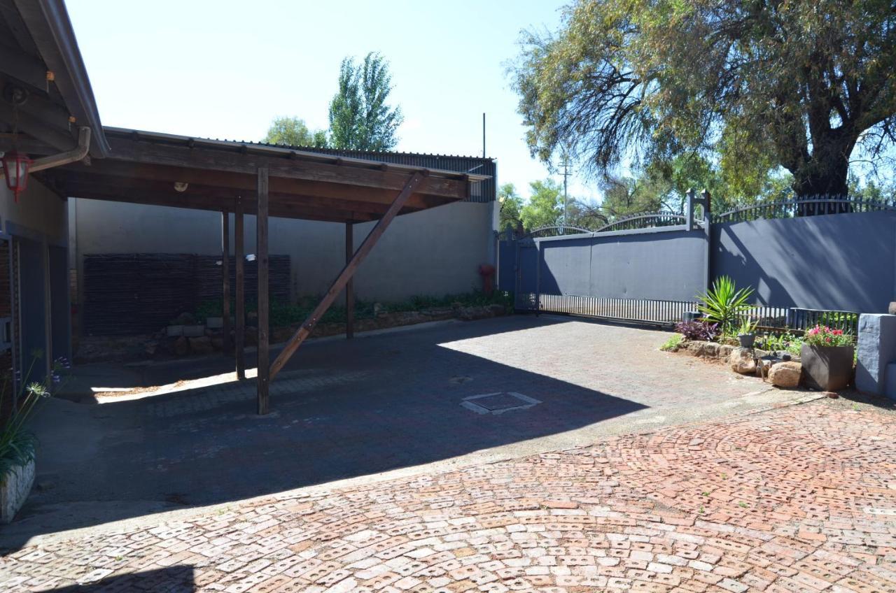 A & R Guesthouse Bloemfontein Exteriör bild